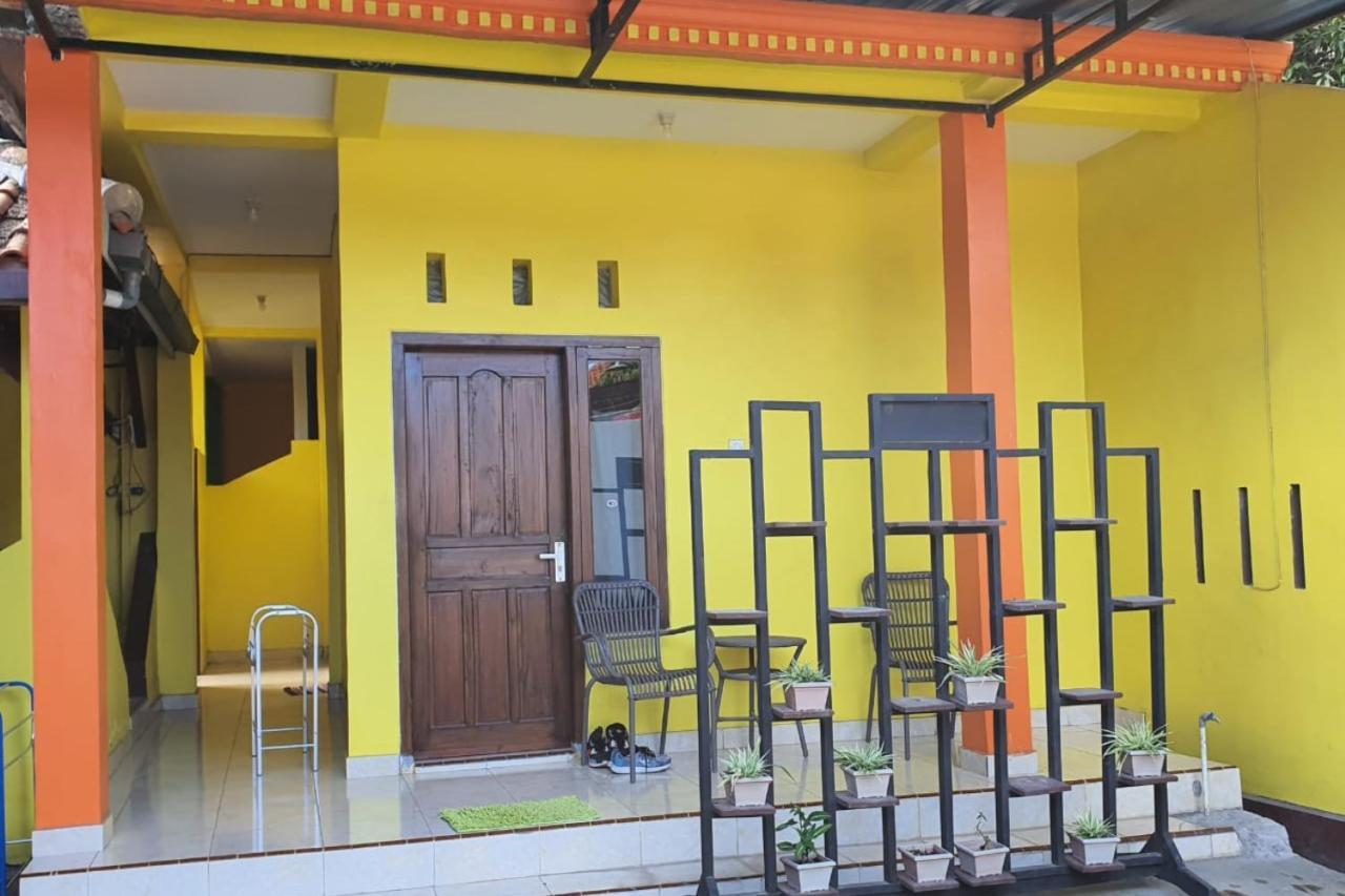 New Puri Amalia Apartment Banyuwangi  Exterior photo